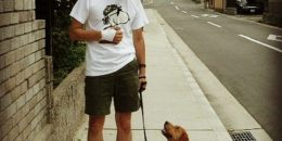 お散歩中にアイコンタクトを取る人と犬の写真