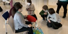ブース横にいる盲導犬ユーザーとお話をしたり、盲導犬とのふれあいを楽しんだりしている社員さんたち